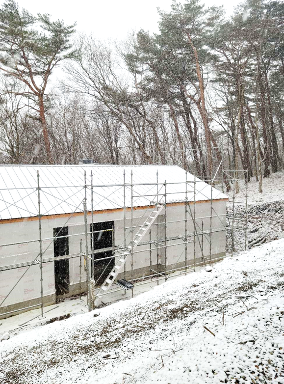 雪に翻弄されつつ施工