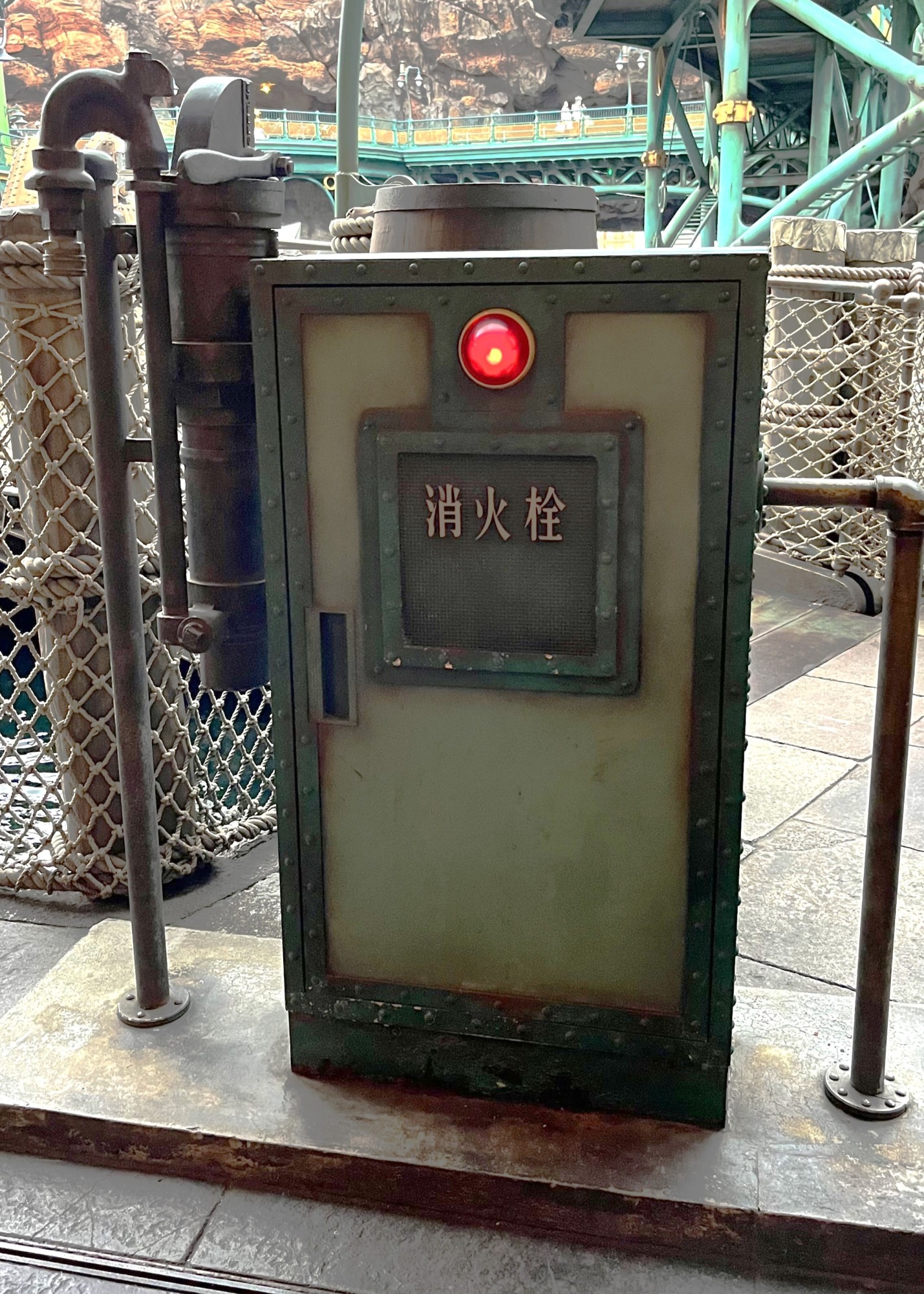 溶け込むようなデザインの消火栓