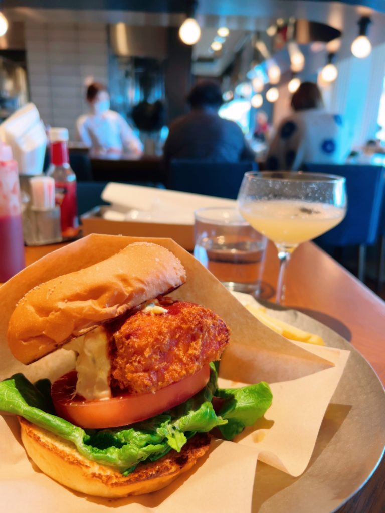 QUAYS pacific grillのクリスピー・フィッシュ・バーガー