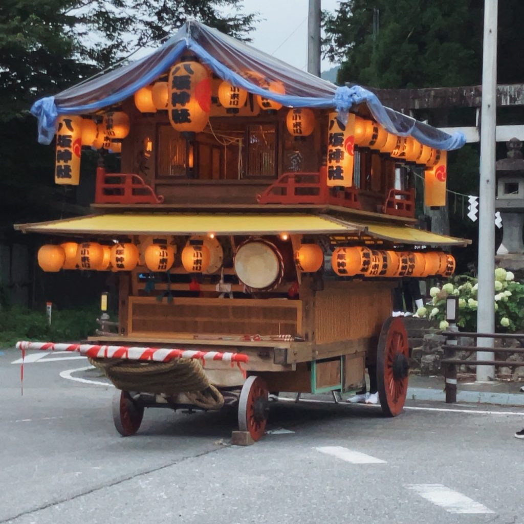 神社の神様が乗る乗り物の神輿