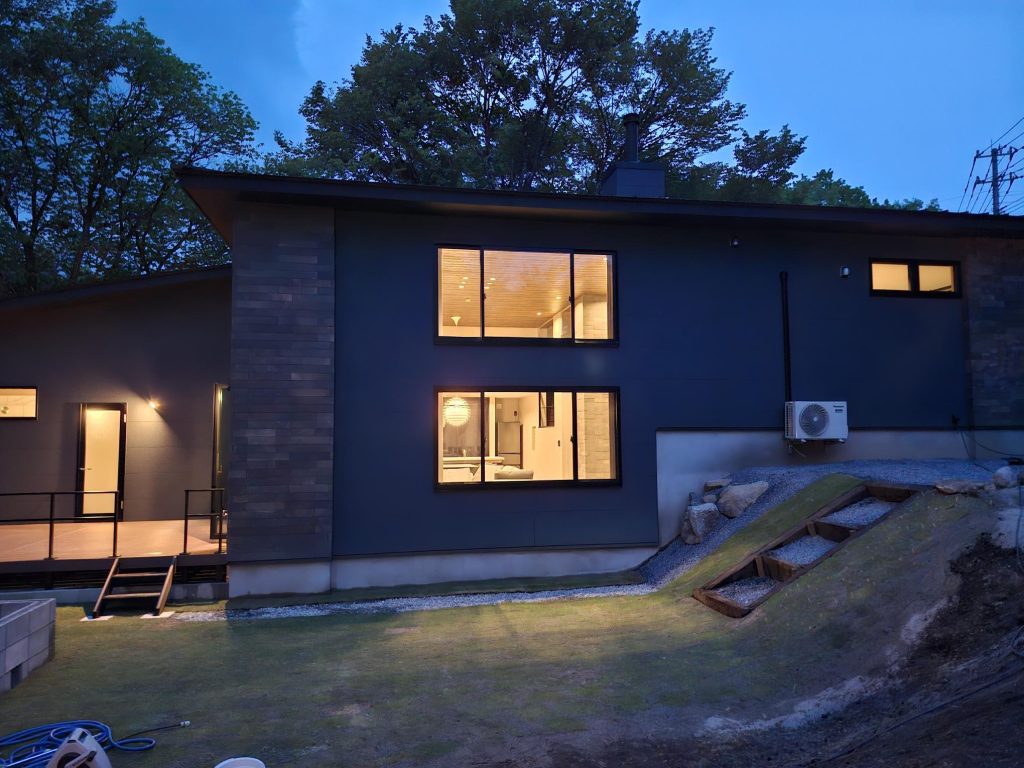 夜の建物の外観