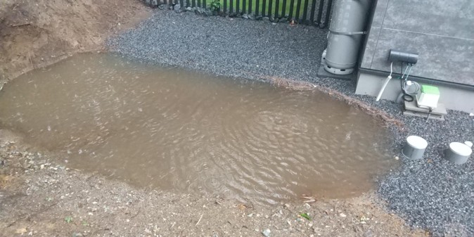 豪雨にみまわれ、建物回りに水が溜まってしまうケース