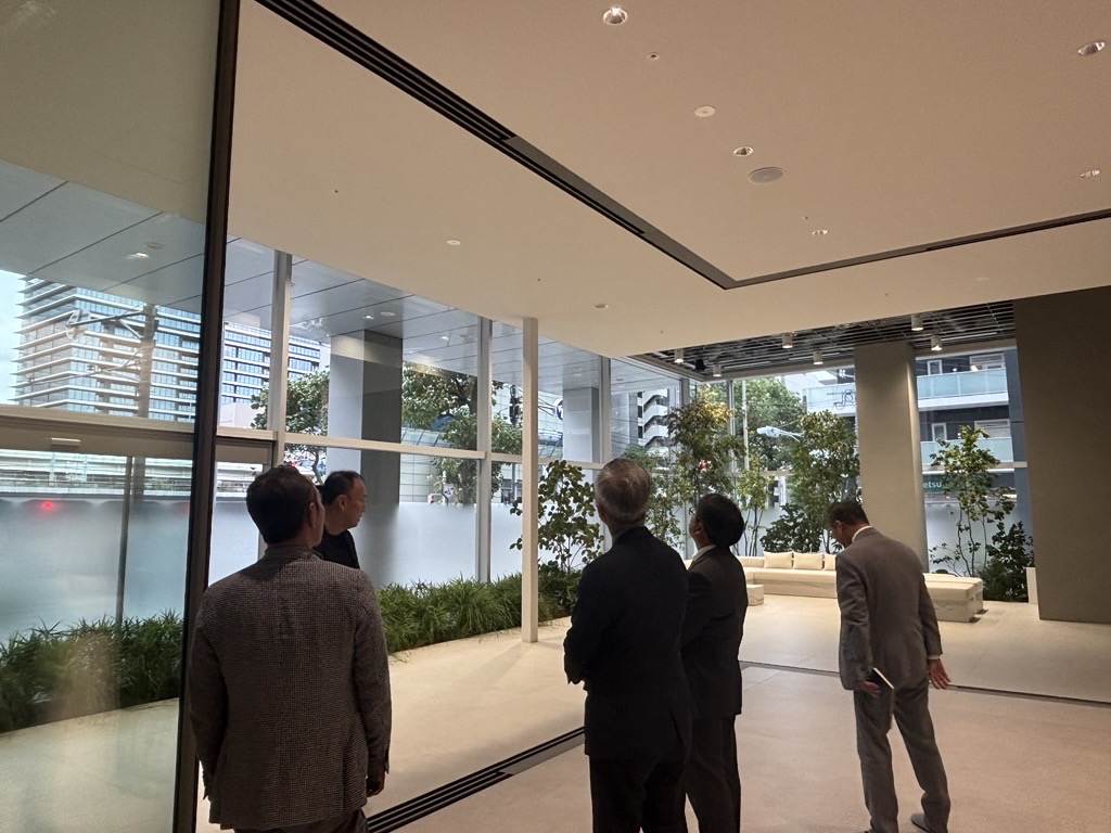 大開口でありながら上下はフレームなし